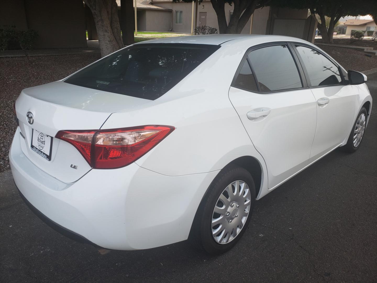 2019 WHITE /gray and black Toyota Corolla le (5YFBURHEXKP) with an 1.8L L4 DOHC 16V engine, 5-Speed Automatic transmission, located at 323 E Dunlap Ave., Phoenix, AZ, 85020, (602) 331-9000, 33.567677, -112.069000 - 2019 Toyota Corolla LE,...... Ice cold A/C, No accidents, Power everything, Stereo/cd player, Phone sync, Bluetooth, Backup camera, Clean Gray and Black interior with black cloth seats in near perfect condition, power windows, power door locks, clean Arizona title, Runs and Drives Excellent. Very cl - Photo#3